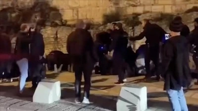 İsrail polisi, Eski Şehir surları &ouml;n&uuml;nde teravih kılmak isteyen Filistinlilere saldırdı