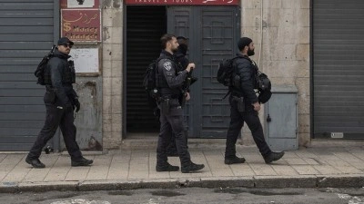İsrail polisi, Filistin ve İsrail bayraklı kipa takan Yahudi'yi g&ouml;zaltına aldı, Filistin bayrağını kesti