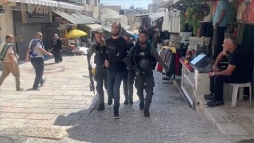 İsrail polisi, Mescid-i Aksa'da Filistinlilere gaz bombası ile müdahale etti