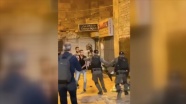 İsrail polisi Şam Kapısı&#039;nda akşam namazı kılan Filistinlilere saldırdı