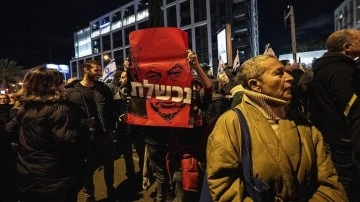 İsrail polisi, Tel Aviv'de erken seçim talebiyle gösteri düzenleyenlere müdahale etti