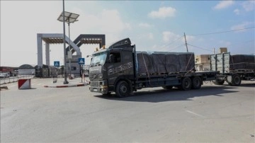İsrail saldırıları altındaki Gazze'ye insani yardım taşıyan 65 tır daha ulaştı