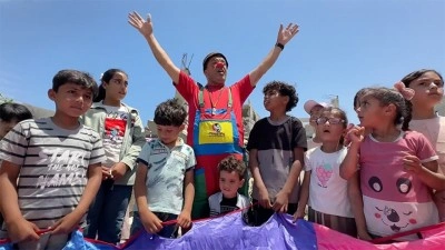 İsrail saldırılarında ailesini kaybeden animat&ouml;r, acısına rağmen palya&ccedil;olukla &ccedil;ocukların y&uuml;z&uuml;n&uuml; g&uuml;ld