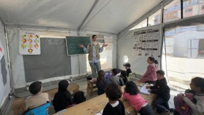 İsrail saldırılarında okulları yıkılan Gazzeli &ccedil;ocuklar &ccedil;adırlarda eğitimlerini s&uuml;rd&uuml;rmeye &ccedil;alışıyor