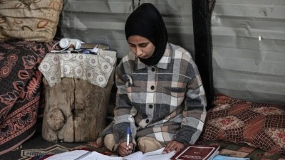 İsrail saldırısında ailesini ve bacaklarını kaybeden Gazzeli gen&ccedil; kız, tedavi ve mezun olmayı umuyor