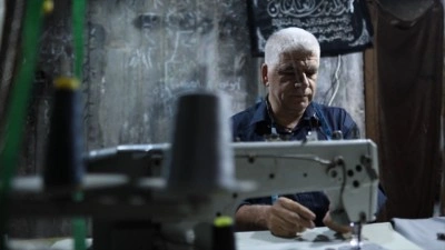 İsrail saldırısında at&ouml;lyesini kaybeden Gazzeli işitme engelli terzi, zorluklara rağmen işinin başın