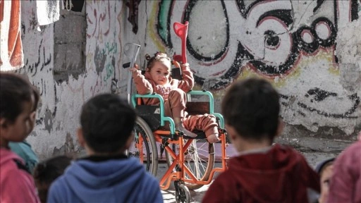 İsrail saldırısında bacağını kaybeden minik Revan protez bacak ile yeniden oynamak istiyor