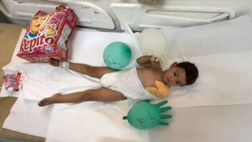 İsrail saldırısında kolunu kaybeden 4 yaşındaki Gazzeli Ahmed, hayat mücadelesi veriyor
