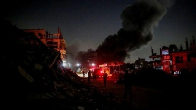 İsrail savaş u&ccedil;akları, Gazze'de hastane yakınındaki ila&ccedil; deposunu bombaladı