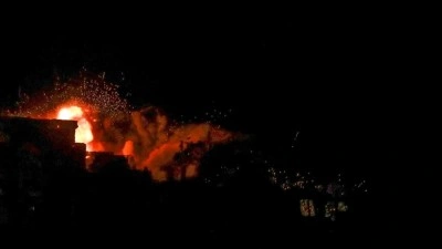 İsrail savaş u&ccedil;akları Gazze kentindeki Şati M&uuml;lteci Kampı&rsquo;nda yerleşim alanını hedef aldı