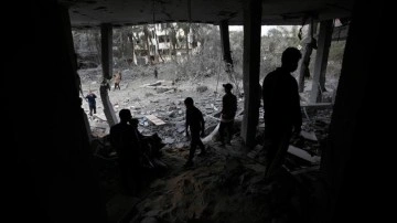 İsrail savaş uçaklarının Gazze'de bir evi bombalaması sonucu 27 Filistinli öldü