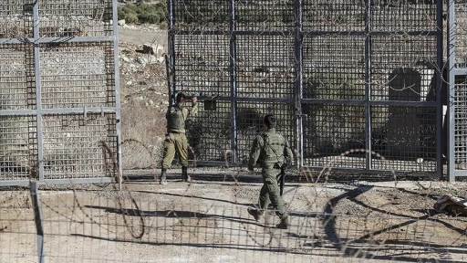 İsrail, Suriye’nin güneyinde 10 askeri üsle işgali sürdürüyor