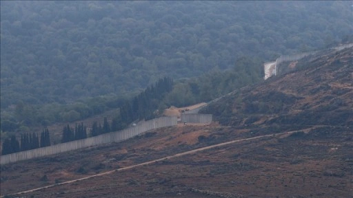 İsrail yerle bir ettiği sınırdaki Lübnan köylerinin karşısına ördüğü duvarı genişletiyor