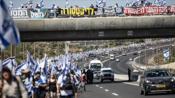 İsrail'de hükümetin yargı düzenlemesine karşı binlerce kişi Tel Aviv'den Batı Kudüs'e