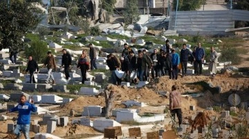 İsrail'in Deyr Belah'taki saldırılarında ölen Filistinliler, artık mezarlıklara sığmıyor