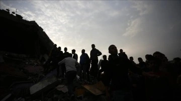 İsrail'in Gazze'deki Nuseyrat Mülteci Kampı'nda bir eve düzenlediği saldırıda 7 kişi