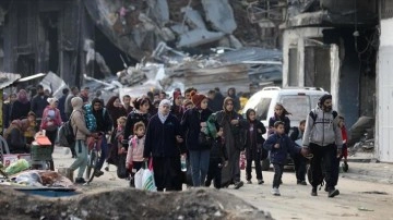 İsrail'in kıtlığa sürüklediği Gazze'nin kuzeyindeki Filistinliler yerlerinden olmaya devam