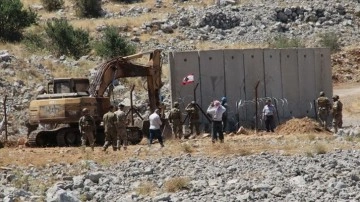 İsrail'in Lübnan sınırına beton bariyerler yerleştirmesi gerginliğe yol açtı