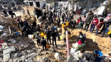 İsrail'in zorla aç ve susuz bıraktığı Gazze halkı, kirli su içmek zorunda kalıyor
