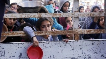 İsrailliler, kıtlığa sürüklenen Gazze'ye yardımları engellemek için gösterilerine devam ediyor