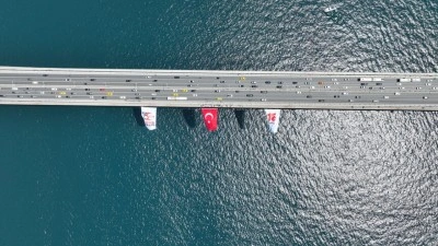 İstanbul Boğazı'ndaki k&ouml;pr&uuml;lere 15 Temmuz dolayısıyla T&uuml;rk bayrağı asıldı