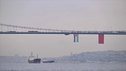 İstanbul Boğazı'ndaki köprülere Filistin'e destek için bayrak asıldı