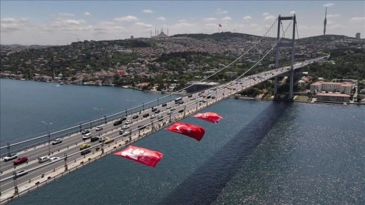 İstanbul Boğazı'ndaki köprülere Türk bayrağı asıldı