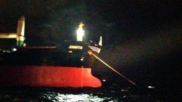 İstanbul Boğazı'nda gemi trafiği, arızalanan gemi dolayısıyla askıya alındı