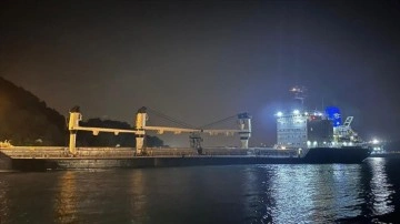 İstanbul Boğazı'ndaki gemi trafiği karaya oturan yük gemisi nedeniyle askıya alındı