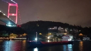 İstanbul Boğazı'ndaki trafik, arızalanan gemi dolayısıyla çift yönlü askıya alındı
