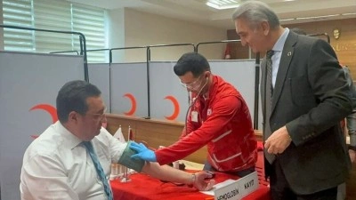 İstanbul B&ouml;lge Adliye Mahkemesinde kan bağışında bulunan hakim ve personele plaket