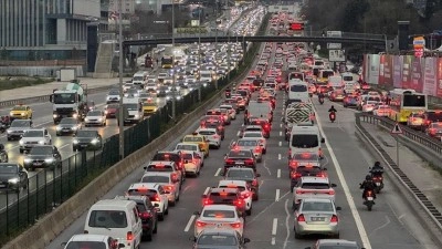 İstanbul'da akşam saatlerinde trafik yoğunluğu y&uuml;zde 83'e y&uuml;kseldi