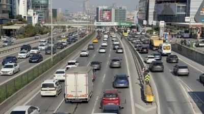 İstanbul'da akşam saatlerinde trafik yoğunluğu y&uuml;zde 85'e y&uuml;kseldi