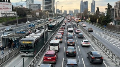 İstanbul'da akşam saatlerinde trafik yoğunluğu y&uuml;zde 87'ye y&uuml;kseldi