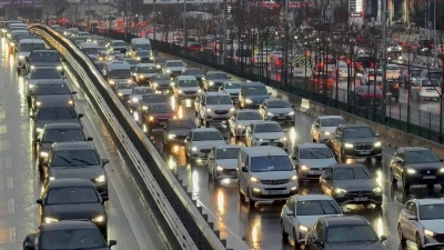 İstanbul'da akşam saatlerinde trafik yoğunluğu y&uuml;zde 90'a &ccedil;ıktı