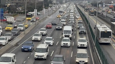 İstanbul'da bayram tatilinin ardından ilk iş g&uuml;n&uuml;nde trafik yoğunluğu