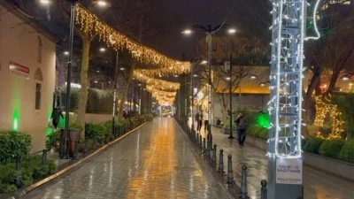 İstanbul'da cadde ve sokaklar Ramazan temalı s&uuml;slemelerle ışıklandırıldı