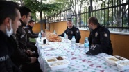 İstanbul&#039;da devriye polisleri görevleri başında iftar yapıyor