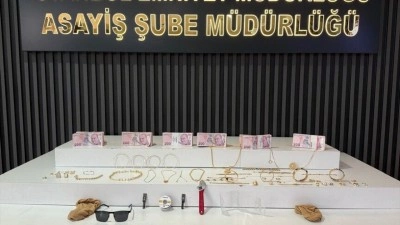 İstanbul'da evlerden milyonlarca liralık hırsızlık yaptıkları &ouml;ne s&uuml;r&uuml;len 3 ş&uuml;pheli yakalandı