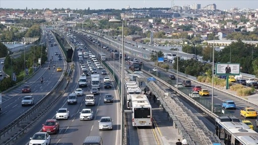 İstanbul'da haftanın dördüncü iş gününde trafik yoğunluğu yaşanıyor