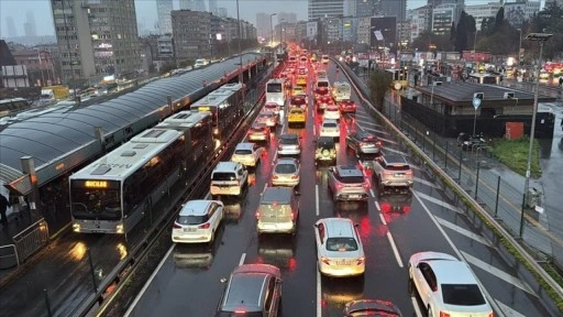 İstanbul'da haftanın ilk iş g&uuml;n&uuml;nde trafik yoğunluğu y&uuml;zde 81'e &ccedil;ıktı