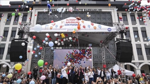 İstanbul'da kanseri yenen çocuk için gökyüzüne balonlar bırakıldı