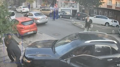 İstanbul'da kullandığı otomobilden d&uuml;şen s&uuml;r&uuml;c&uuml;ye geri gelen aracının &ccedil;arpması kamerada