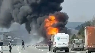 İstanbul'da Kuzey Marmara Otoyolu'nda tırda &ccedil;ıkan yangın s&ouml;nd&uuml;r&uuml;ld&uuml;