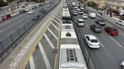 İstanbul'da metrob&uuml;ste &ccedil;ıkan yangın seferleri aksattı