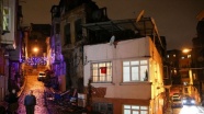 İstanbul&#039;da metruk binanın bir bölümü bitişiğindeki binanın üzerine çöktü