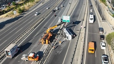 İstanbul'da midib&uuml;s devrildi: 12 yaralı