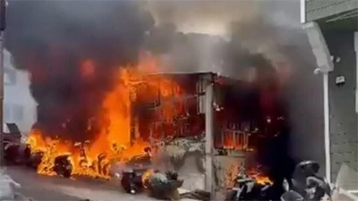 İstanbul'da motosiklet tamirhanesinde &ccedil;ıkan yangına m&uuml;dahale ediliyor