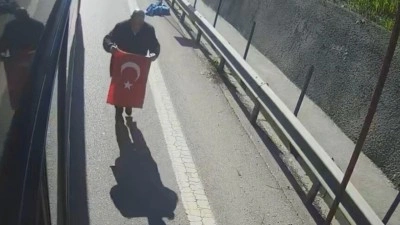 İstanbul'da otob&uuml;s şof&ouml;r&uuml;n&uuml;n yoldaki T&uuml;rk bayrağını yerden alması kamerada