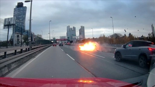 İstanbul'da otomobilin bariyerlere &ccedil;arpıp, motorunun alev alması ara&ccedil; kamerasında